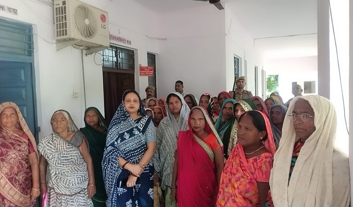 Women's protest against a liquor shop.