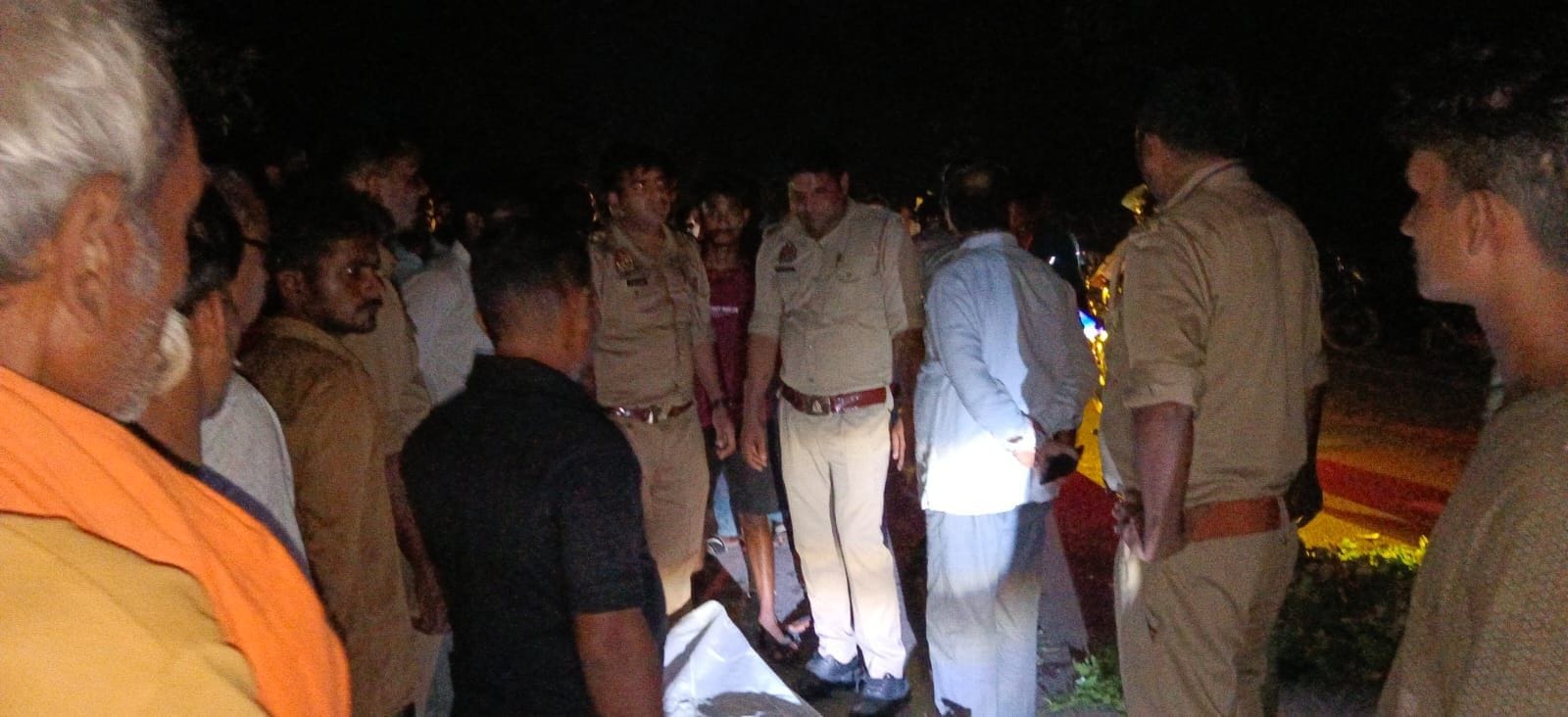 घटनास्थल पर लगी भीड़ और जांच करती पुलिस।