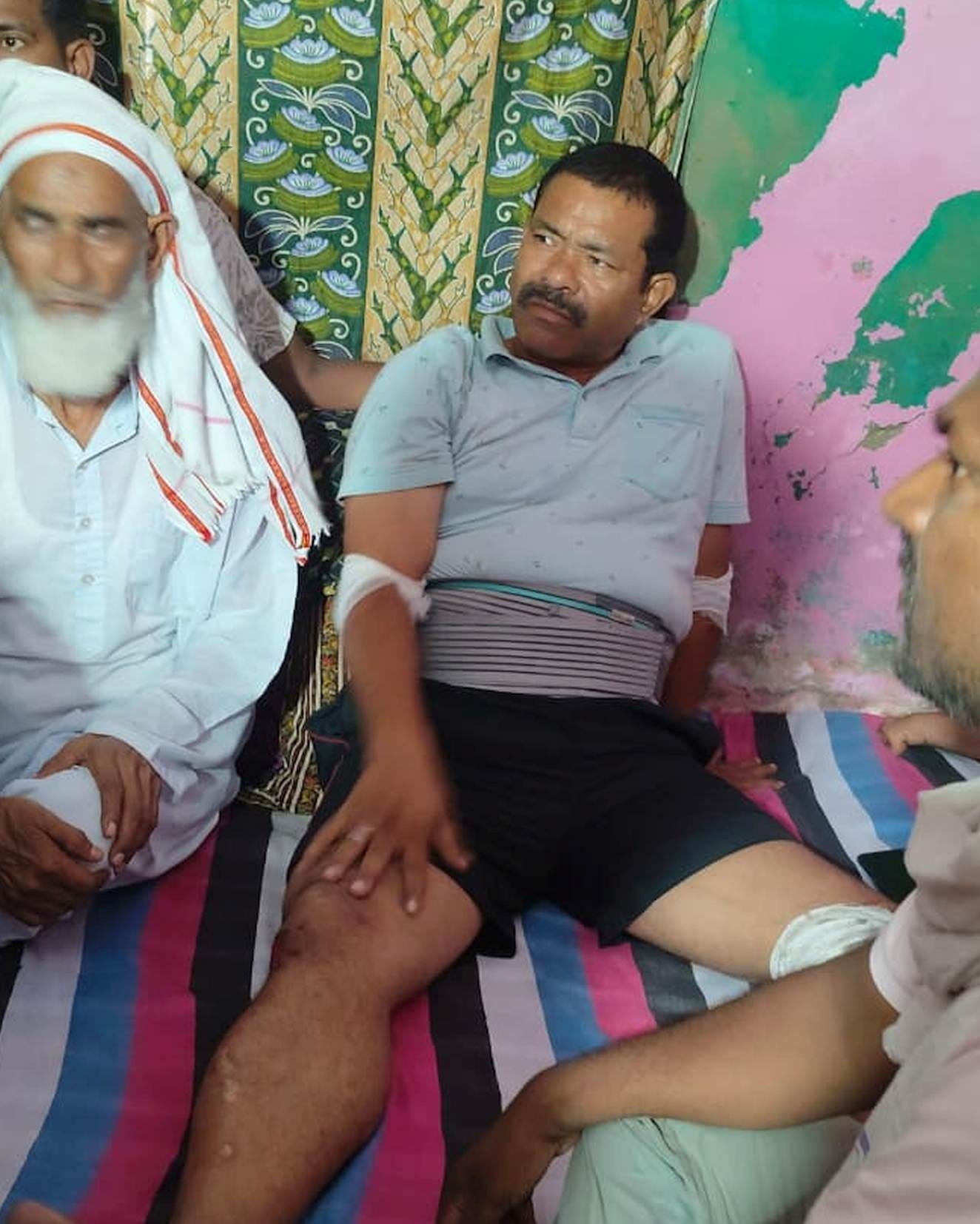 हादसे में जख्मी कारोबारी व जान गंवाने वाली पत्नी और बेटी।