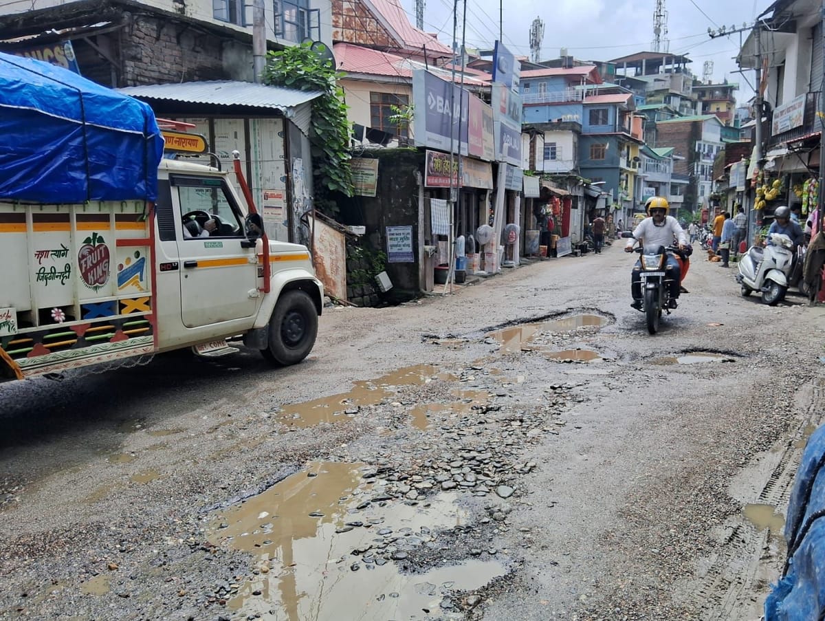 Mandi News: जोगिंद्रनगर में लोक निर्माण विभाग के बीस करोड़ ले डूबी बरसात