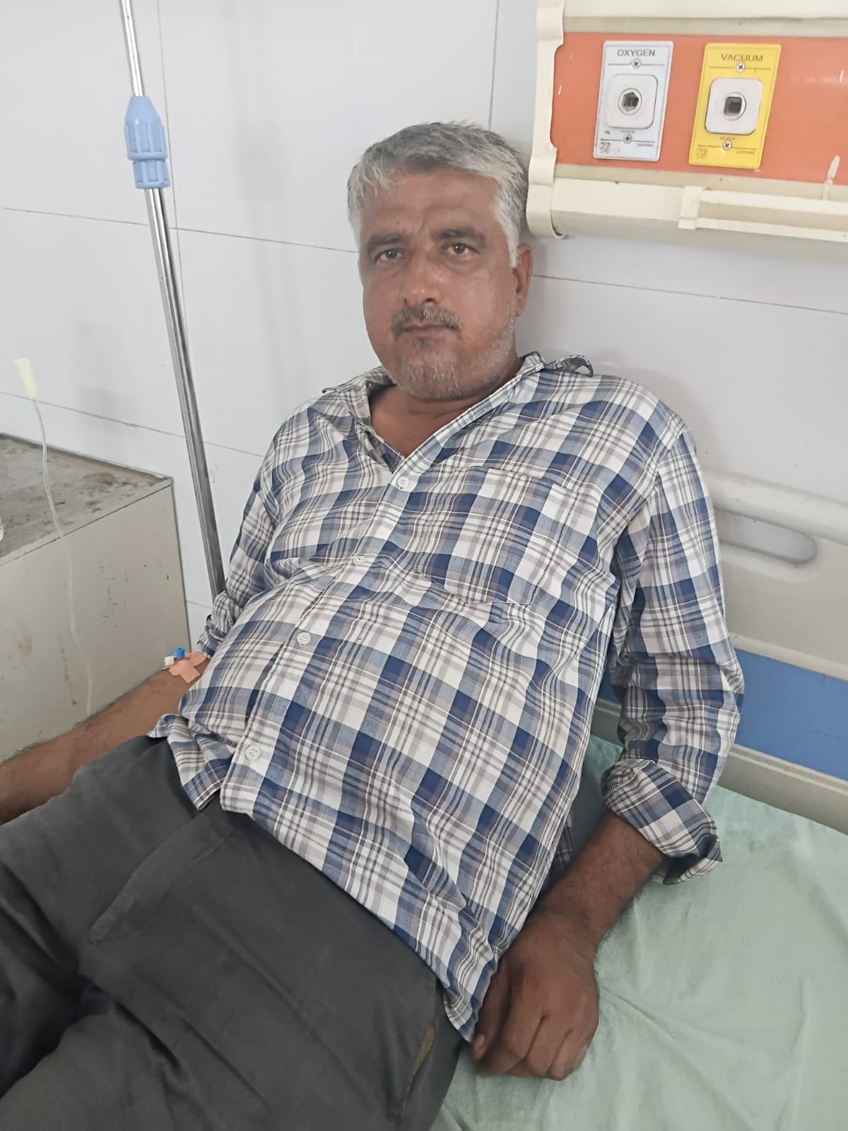 जिला अस्पताल में भर्ती सर्पदंश पीड़ित अजय। संवाद