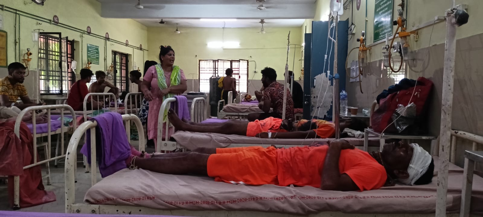 जिला चिकित्सालय के विशेष वार्ड में भर्ती कावड़ यात्री। संवाद