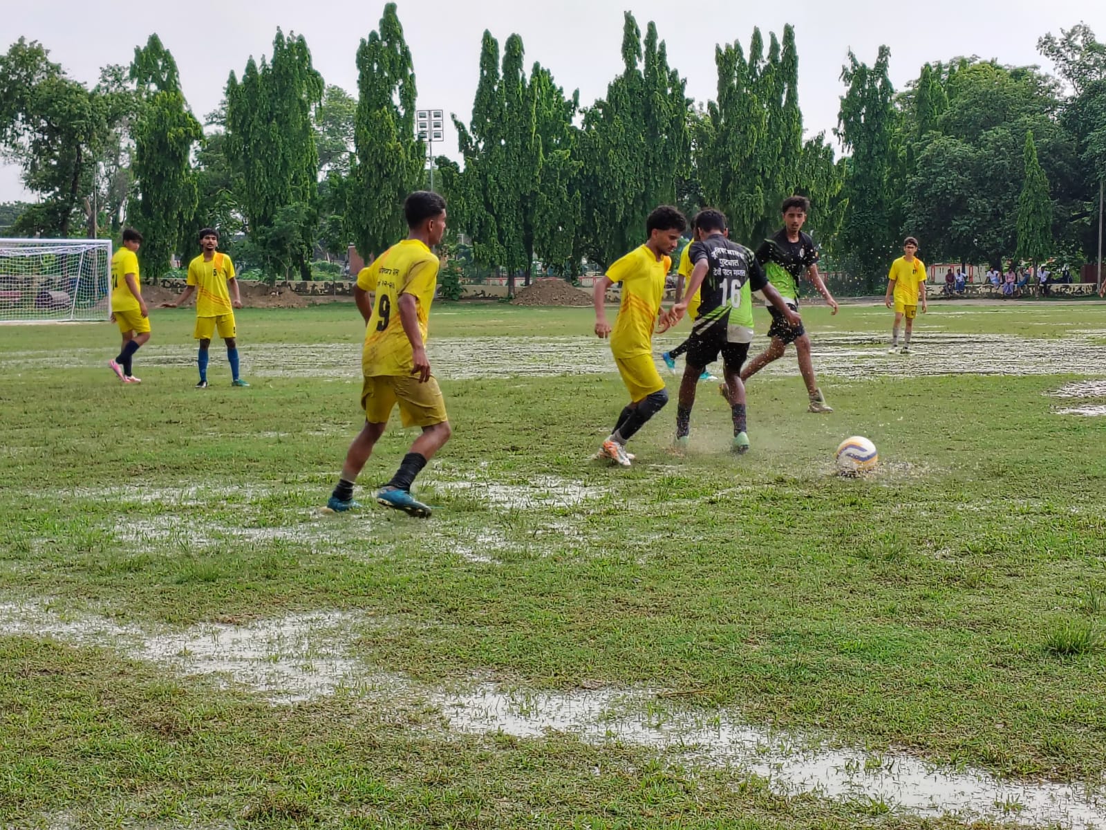 जिला स्टेडियम में आयोजित प्रदेश स्तरीय जूनियर बालक फुटबाॅल प्रतियोगिता के चौथे दिन मैच में बारि