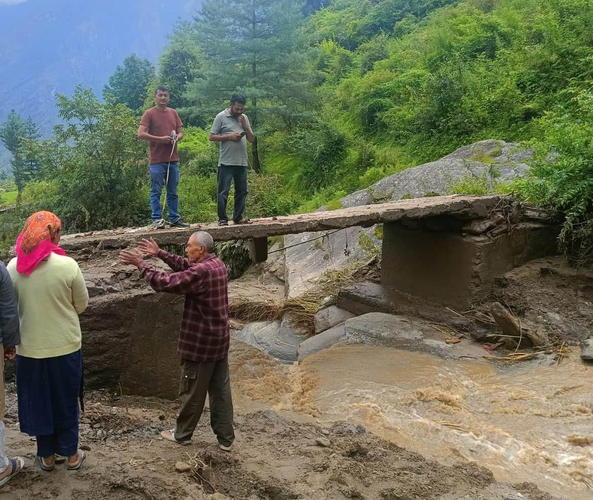 Stream surges; two small bridges and a drinking water pipeline damaged.