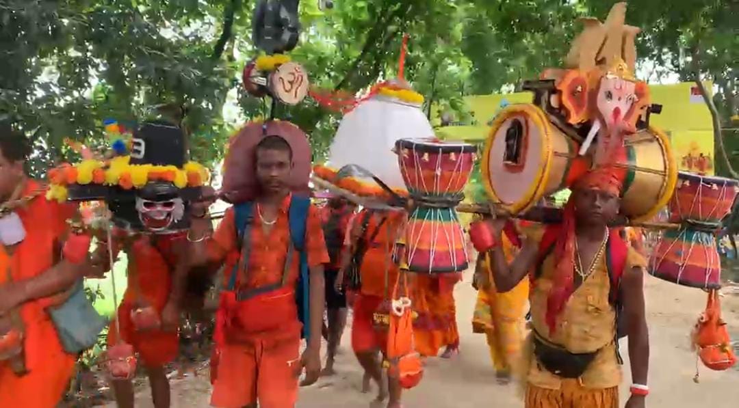 Bihar: श्रावणी मेले में डमरू रूपी कांवड़ बनी आकर्षण का केंद्र, शिवभक्ति और लोककला का दिखा अद्भुत संगम