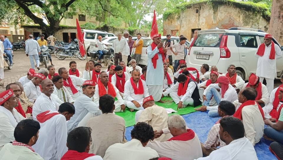 कासिमाबाद तहसील परिसर में धरने को संबोधित करते डोम मुसहर नट धरिकार बांसफोर गरीब समाज पार्टी के 