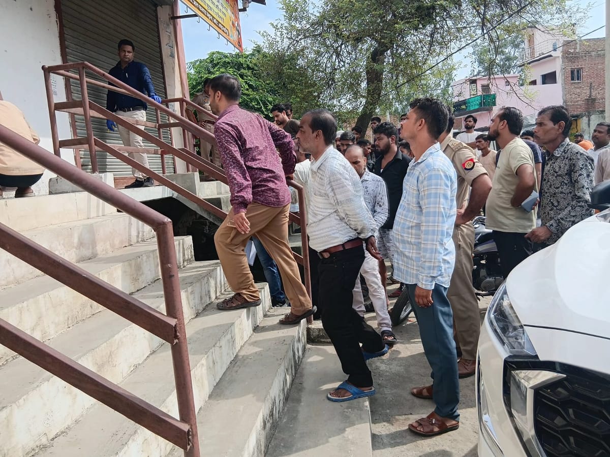 Shahjahanpur News: कांट थाने से पांच सौ मीटर के फासले पर चोरों ने तीन दुकानों में की चोरी