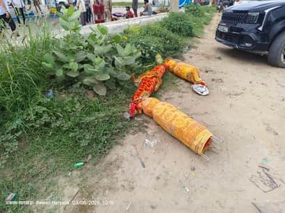 कांवड़ हाईवे के किनारे खंडित पड़ी। संवाद