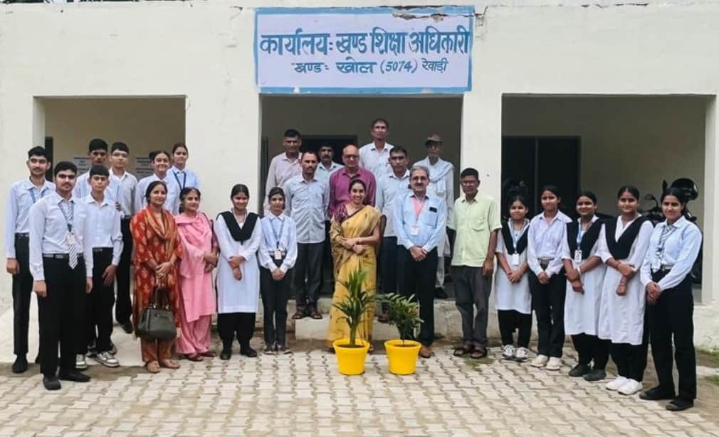 खंड शिक्षा अधिकारी कार्यालय से अभियान की शुरूआत करते। स्त्रोत: स्कूल