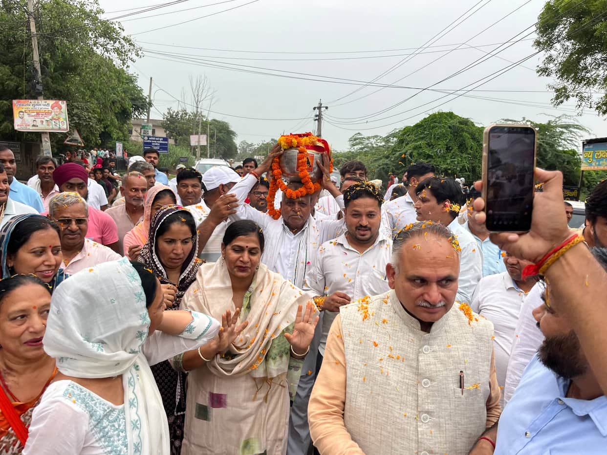 Kalash Yatra from Varanasi welcomed with a shower of flowers.