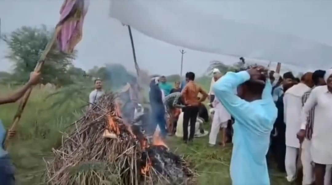 Bharatpur Elderly woman last rites performed under a tarpaulin during rain