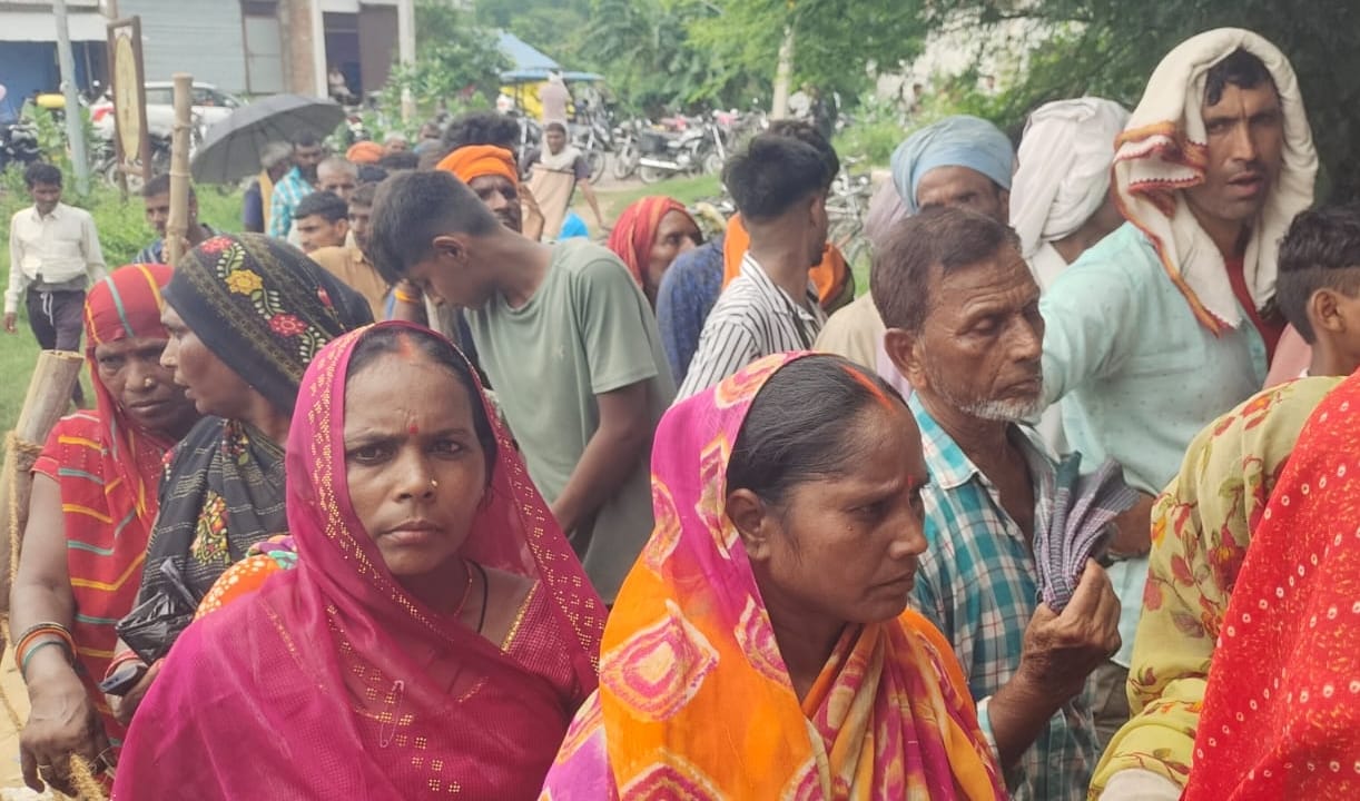 खाद के लिए कतार में खड़े किसान।