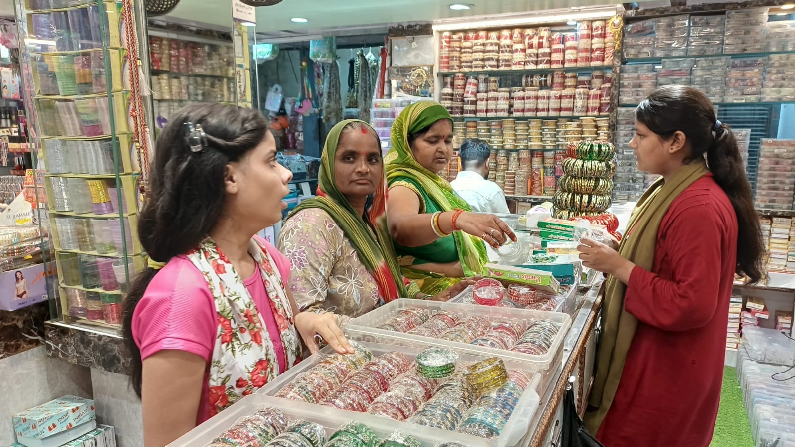 लेडीज मार्केट में चूड़ियों की दुकान में खरीददारी करती महिलाएं। संवाद