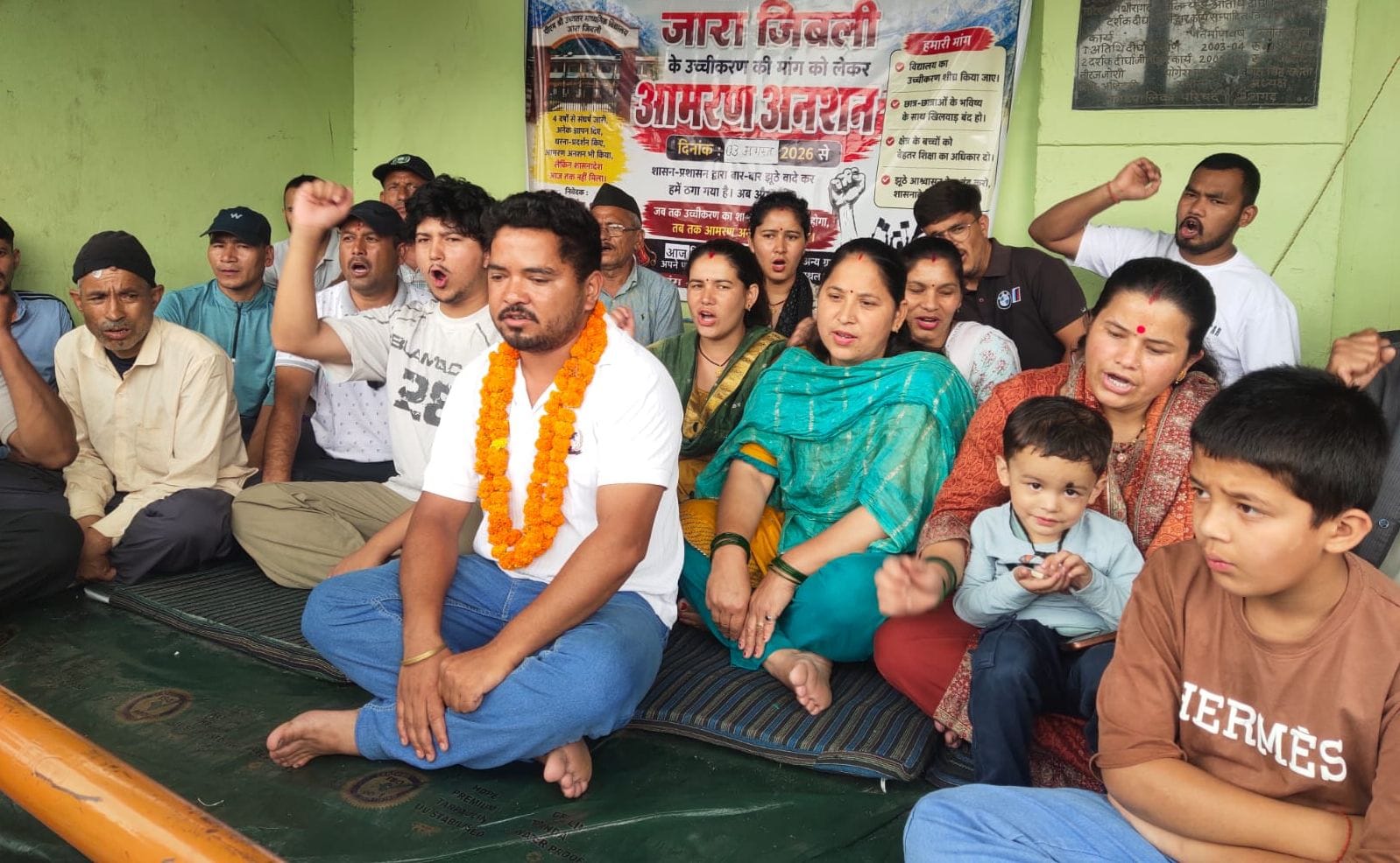 लक्ट्रेट के बाहर रामलीला मैदान में आमरण अनशन पर बैठे जारा जिबली के ग्रामीण।