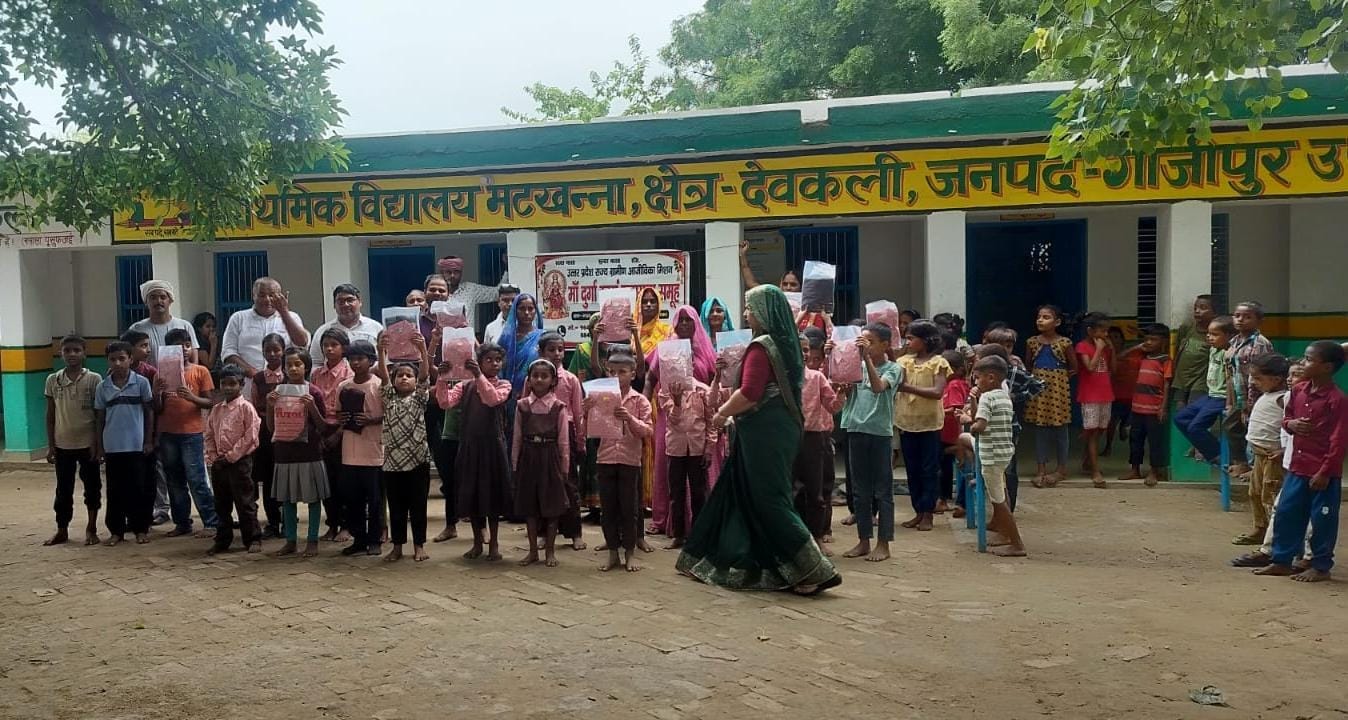 मां दुर्गा स्वयं सहायता समूह की तरफ से मिले ड्रेस के साथ प्राथमिक विद्यालय मटखन्ना बच्चें। स्रो