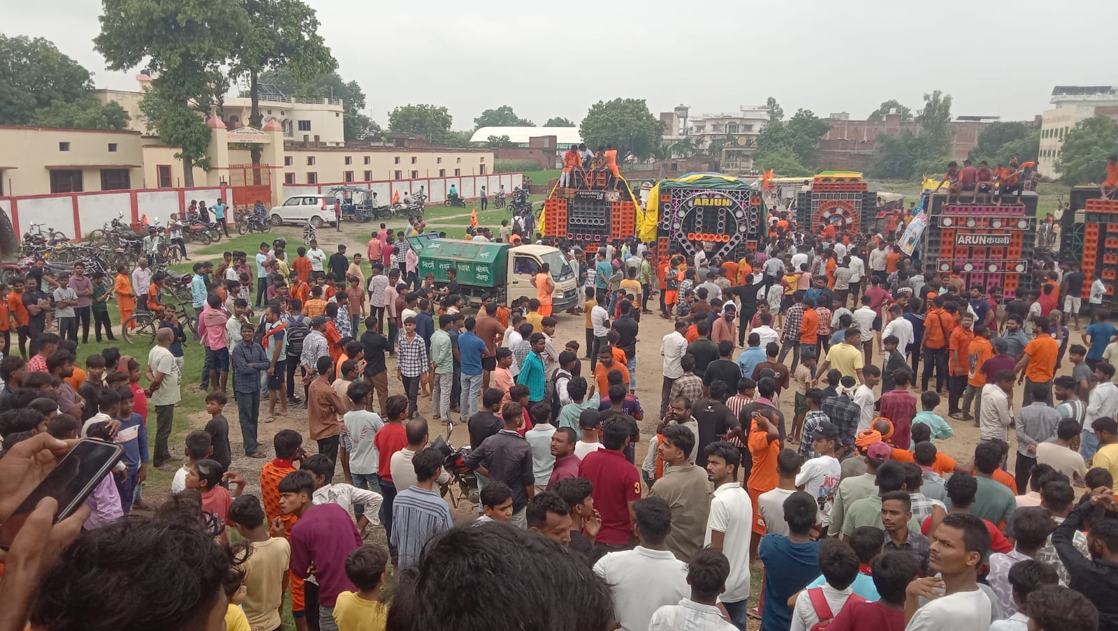 मड़ियाहूं में डीजे प्रतियोगिता को देखने पहुंचे लोग। संवाद
