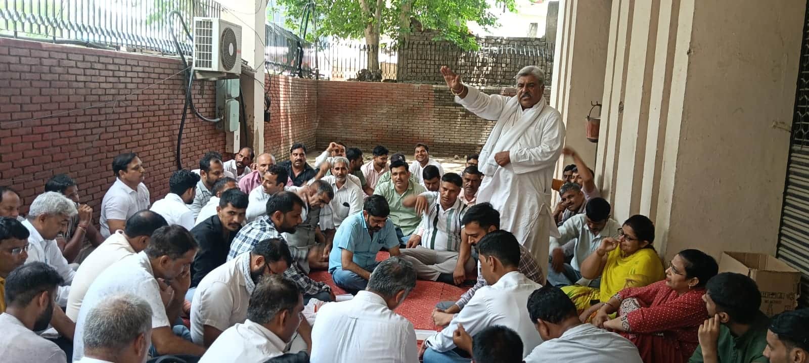 मांगों को लेकर धरने पर बैठे कर्मचारी। स्त्रोत: संगठन