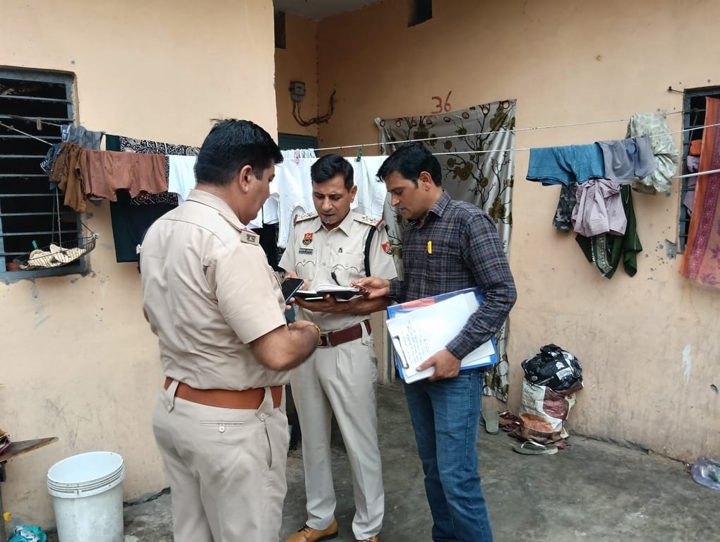 महिला के मकान के बाहर जांच करती पुलिस टीम। संवाद