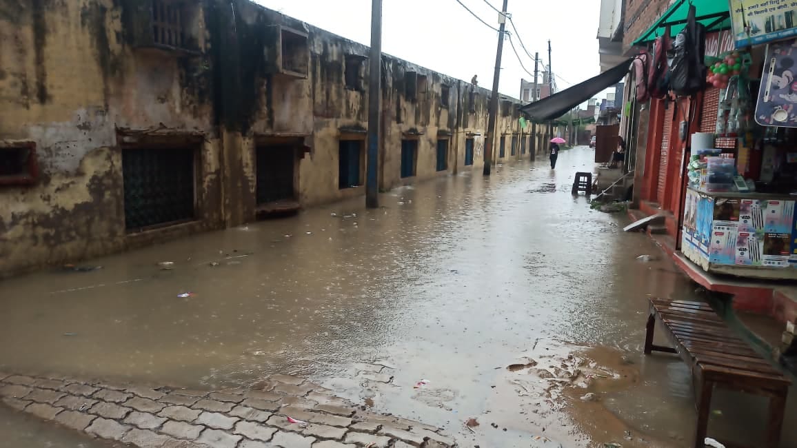 मुरादगंज में बारिश का नजारा।संवाद