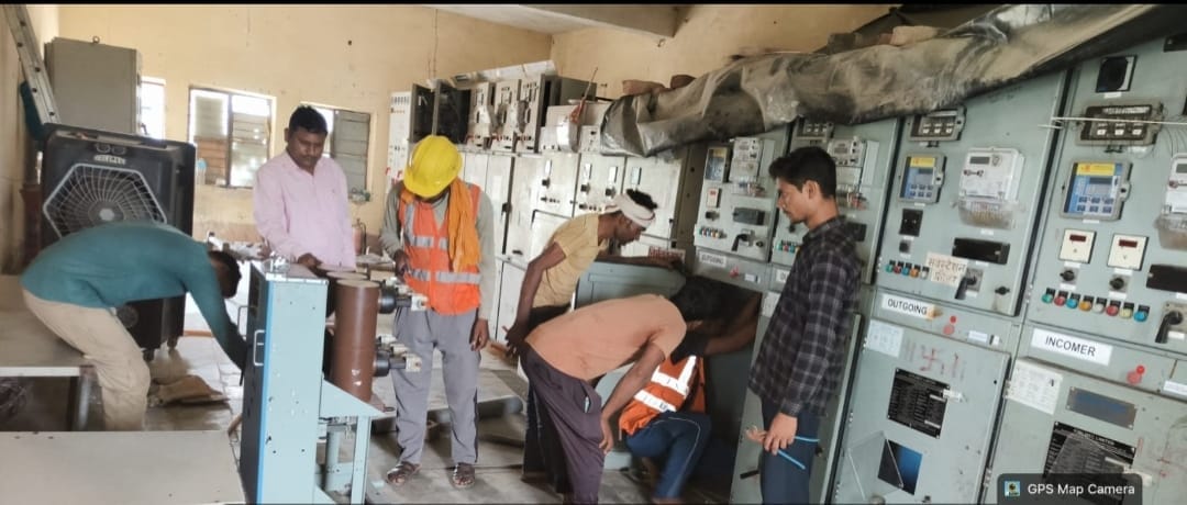 मशीनों को दुरुस्त करते कर्मी। स्रोत:कर्मी