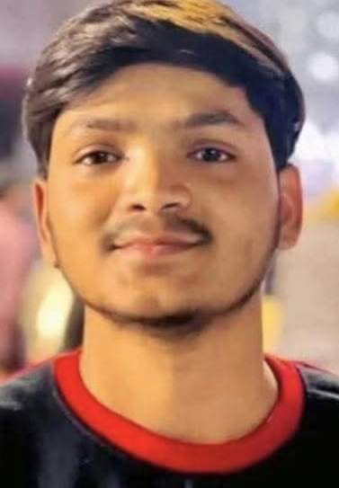 Youth from Dibiyapur commits suicide by jumping in front of a train in Fatehgarh.