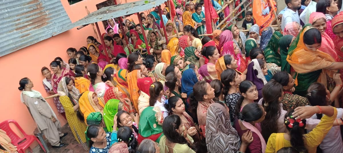 Auraiya News: हर-हर महादेव के जयघोष से गूंजे शिवालय, जलाभिषेक के लिए उमड़ा सैलाब