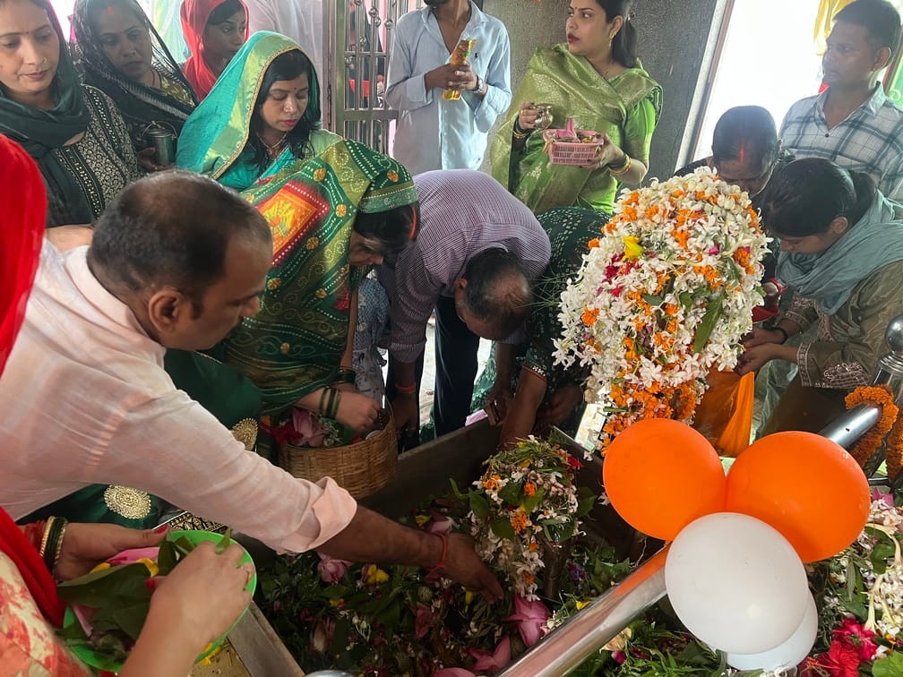 नगर के भीटी स्थित शिवमंदिर पर सावन के पहले सोमवार को पूजन अर्चन करते श्रद्धालु। संवाद