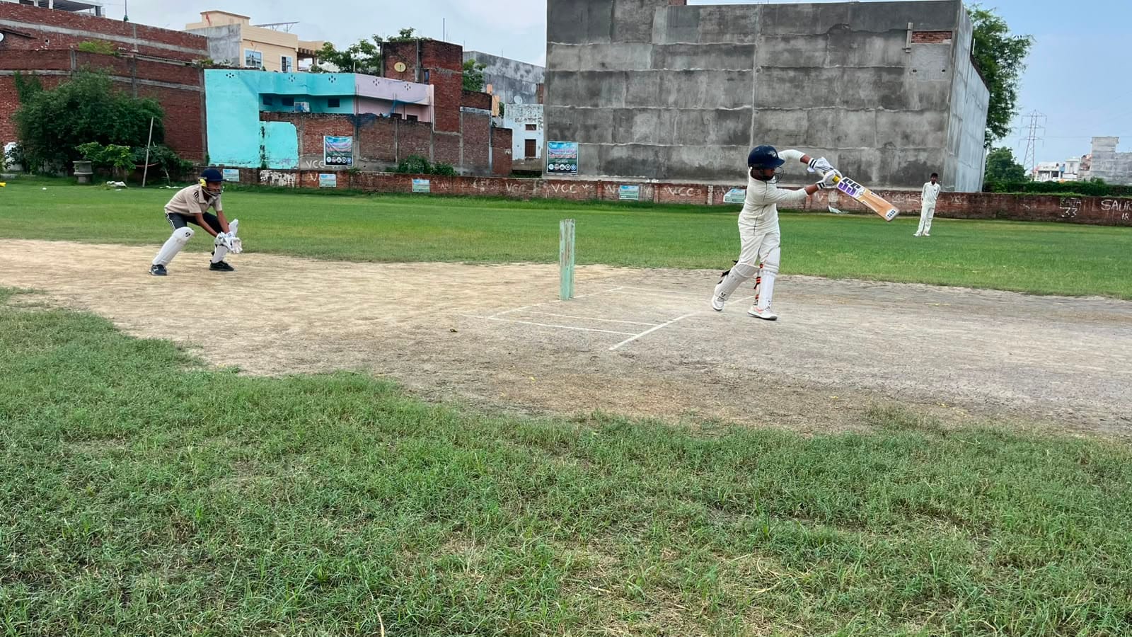 नगर के सहादतपुरा स्थित मैदान पर आयोजित क्रिकेट मैच में शाट लगाता बल्लेबाज। संवाद