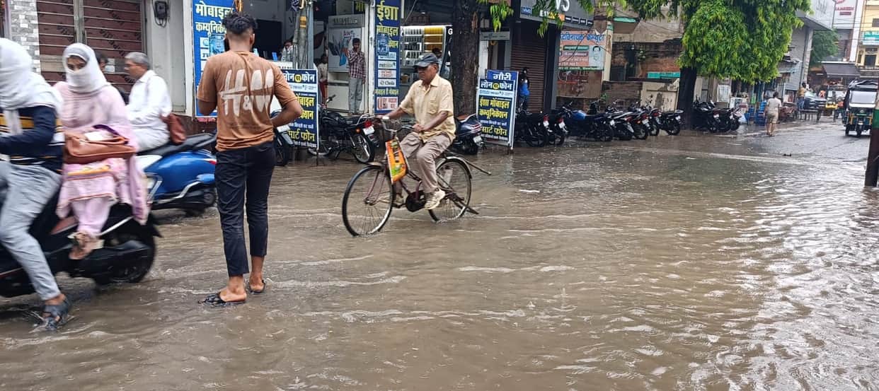 Heavy rain causes waterlogging; municipality's claims exposed.