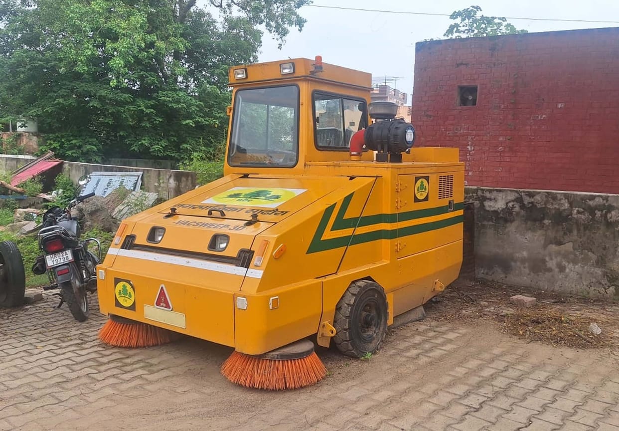 Road sweeping machine