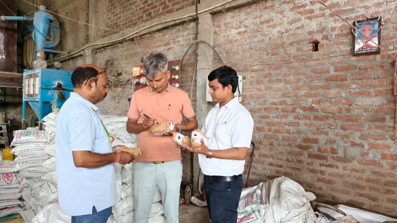 नमूने लेती खाद्य सुरक्षा विभाग की टीम। स्रोत:प्रशासन