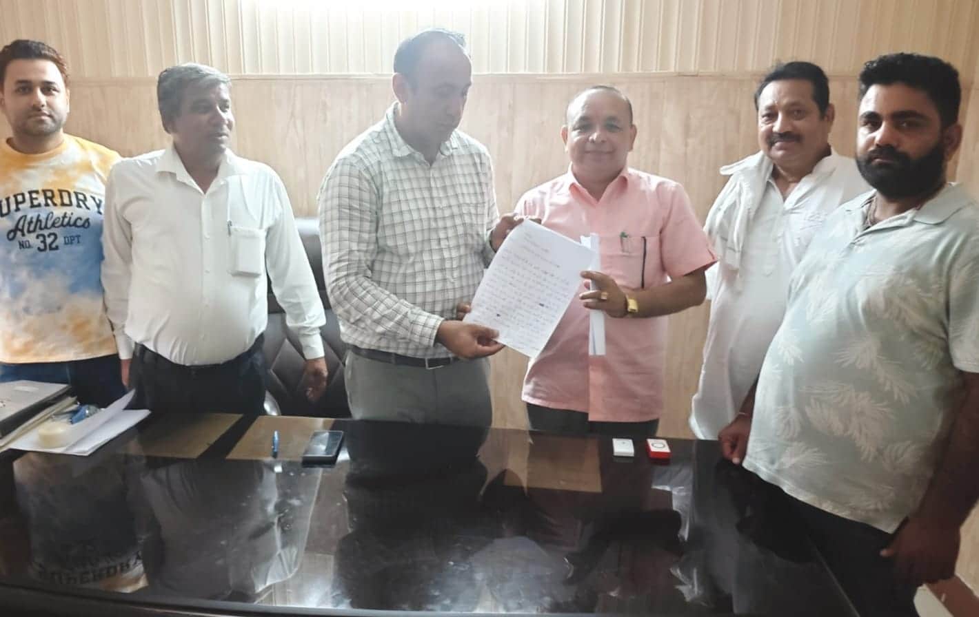 नपा सचिव प्रदीप खर्ब को ज्ञापन सौंपते पार्षद। संवाद