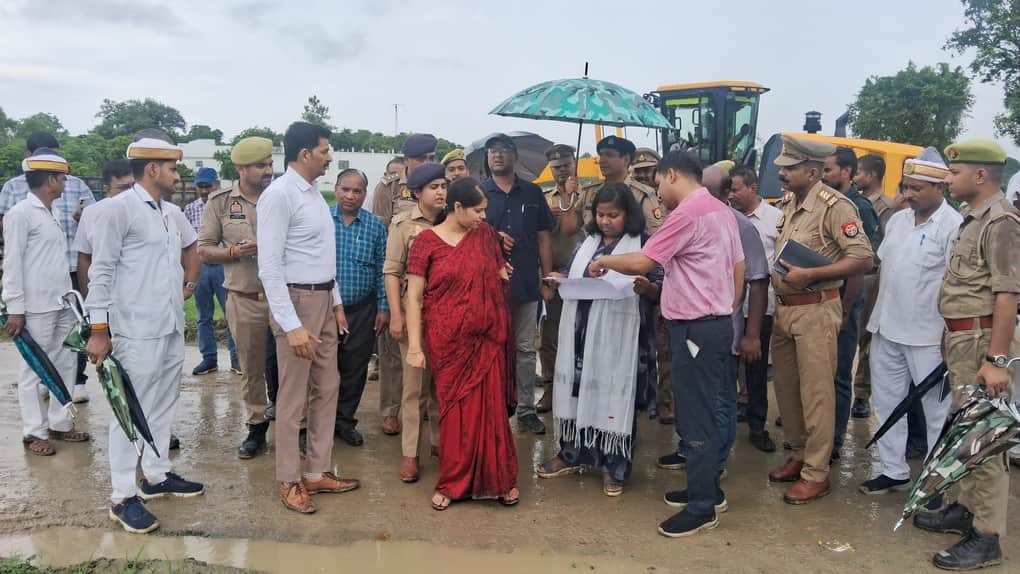 निरीक्षण करतीं डीएम 