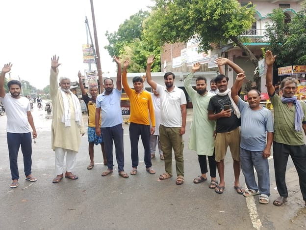 Villagers protest to demand the construction of speed breakers.