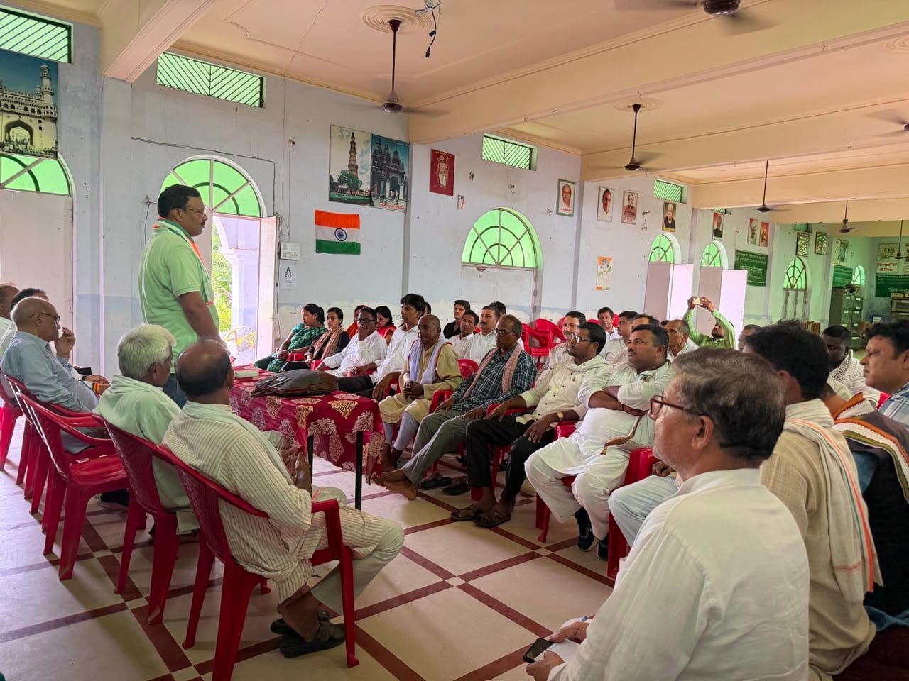 परदहां स्थित एक महाविद्यालय में कांग्रेस की बैठक को संबोधित करते जिलाध्यक्ष राजमंगल यादव।स्रो