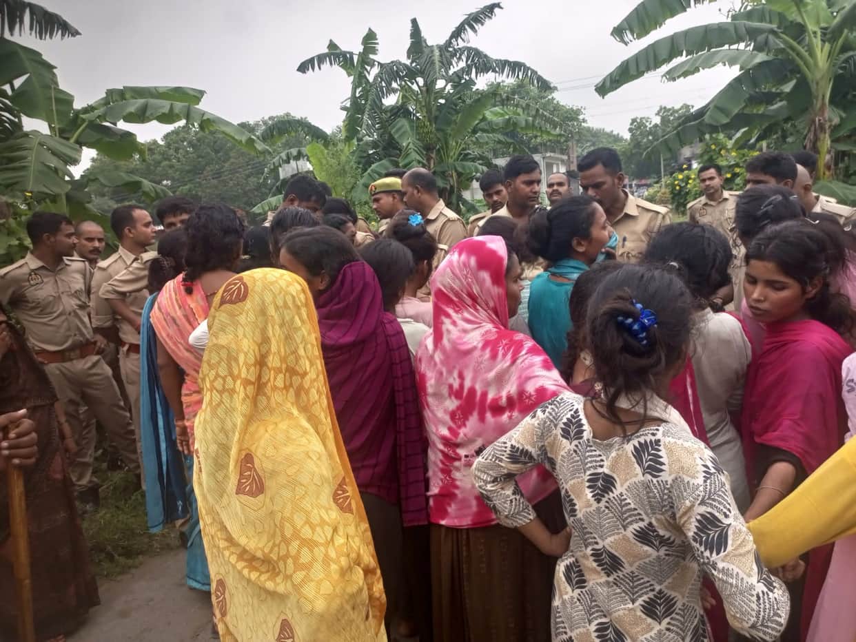 Road blocked with female student's body; cremation held after assurance of action.