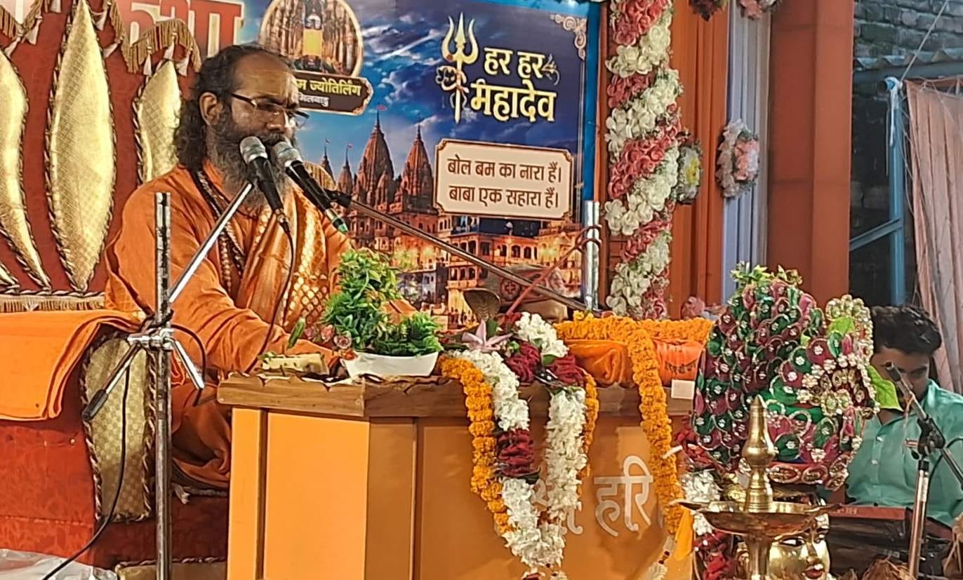पड़ाव के बहादुरपुर में कथा सुनाते अखिलानंद। संवाद