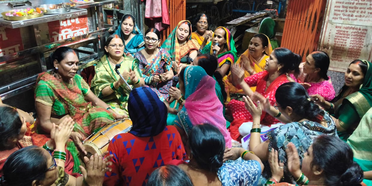 Women danced to bhajans at the Dugdheshwar Mahadev Temple; the temple premises resonated with the glory of Lord Shiva.