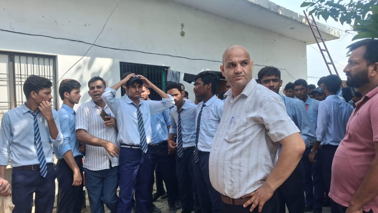 Navodaya students took out a procession... Library in-charge accused of assault.