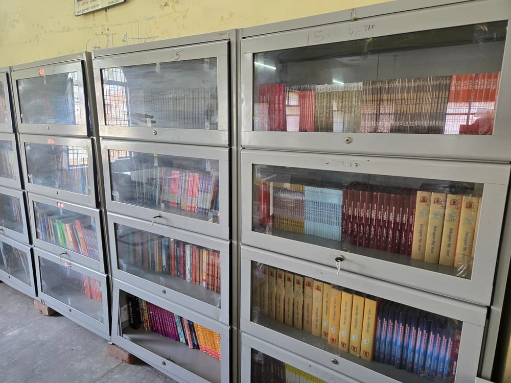 Hathras News: सजीं अलमारियां, खामोश किताबें...रील्स के दौर में बेगाना हुआ साहित्य