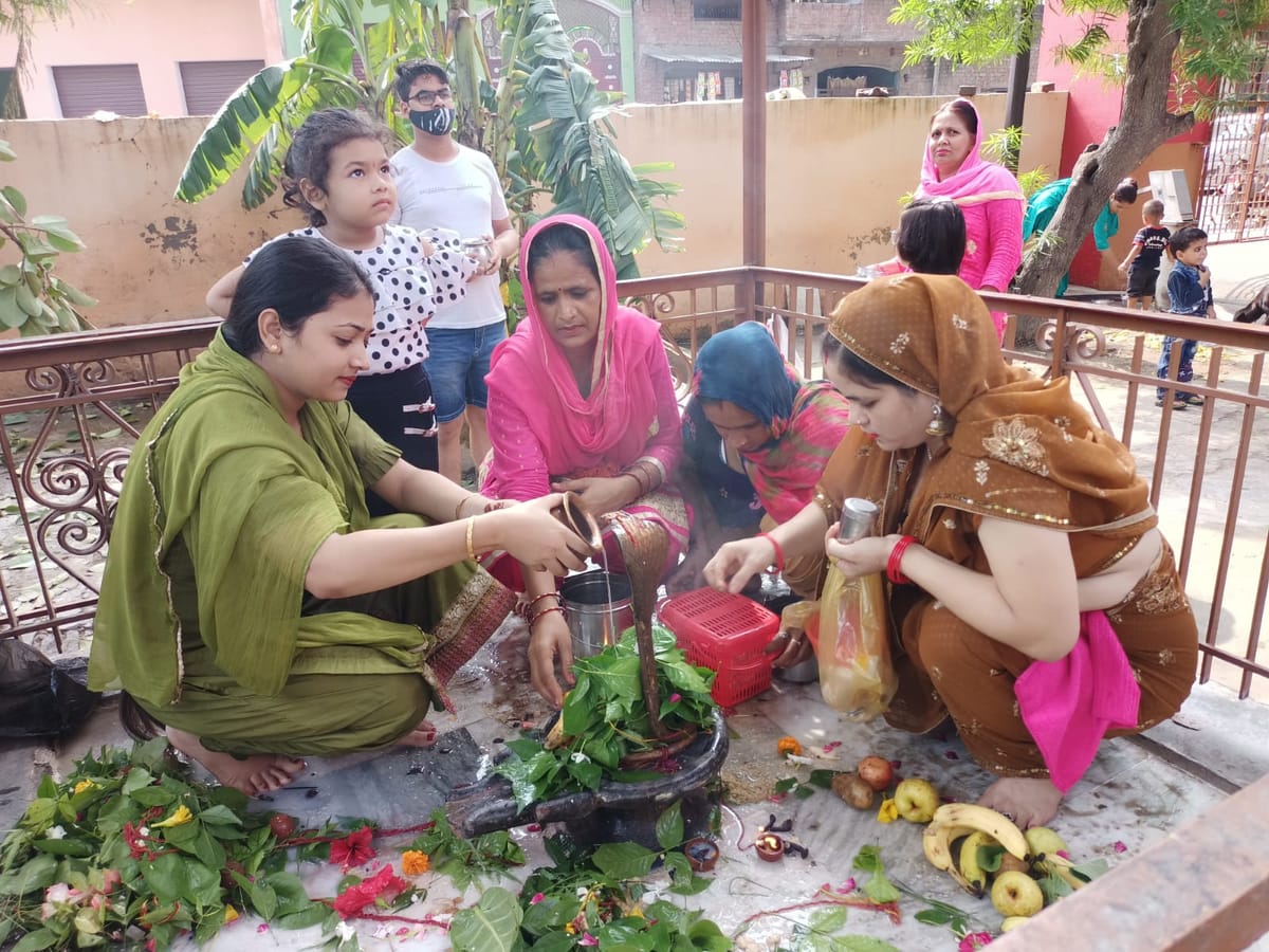 सावन का पहला सोमवार : शिवालयों में उमड़ी आस्था