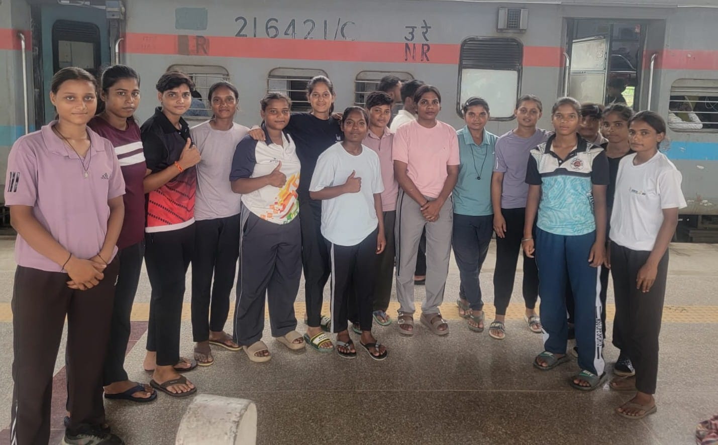 रेलवे स्टेशन रवाना होने के पूर्व महिला खिलाड़ी। श्रोत-खेल विभाग