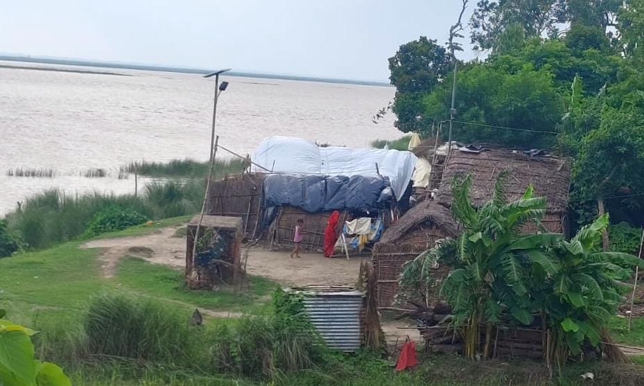 रामपुर मथुरा के श्रीरामपुरवा गांव की ओर बढ़ रहा सरयू नदी का जलस्तर।  - संवाद 