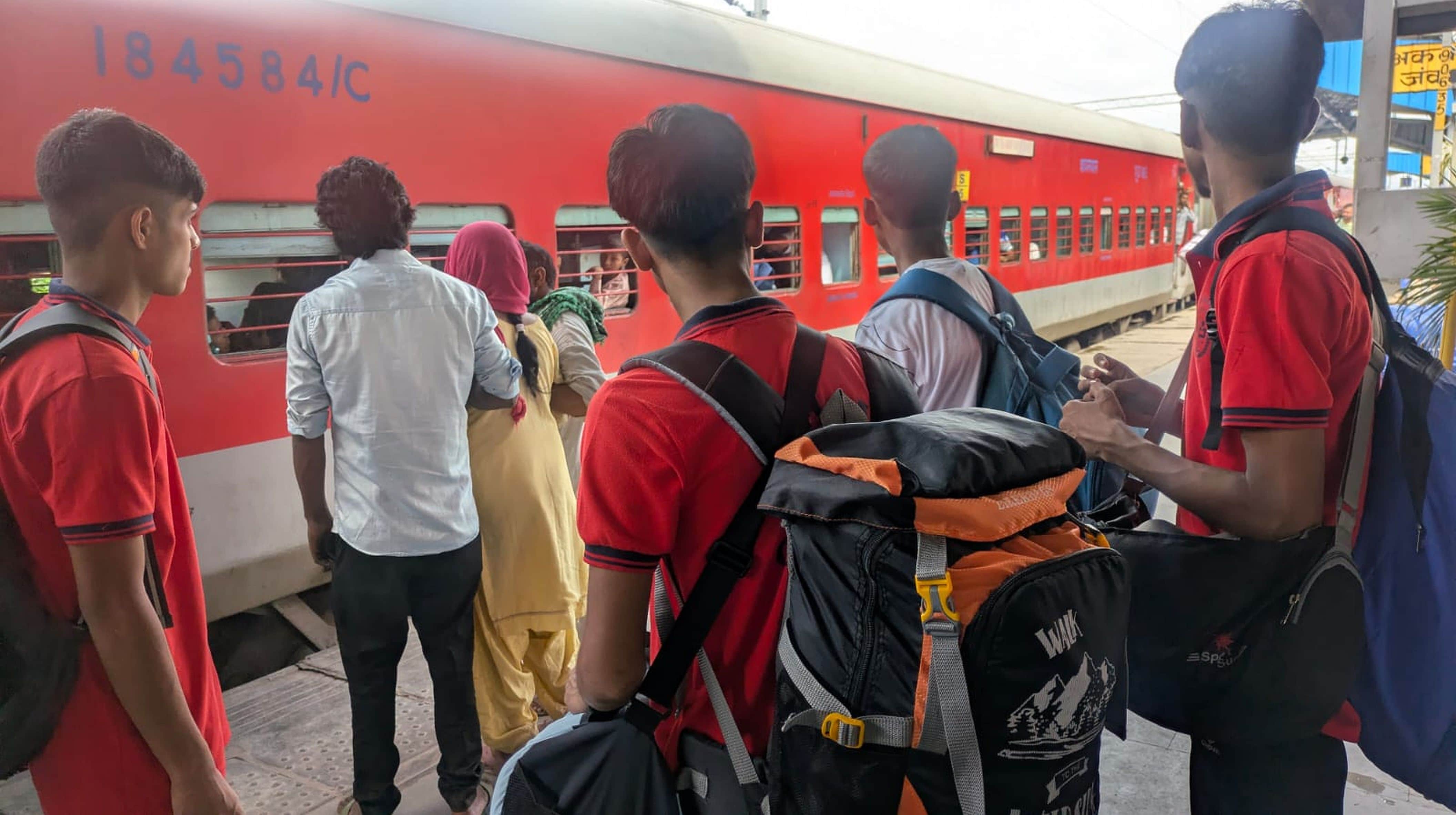 रवाना होती टीम