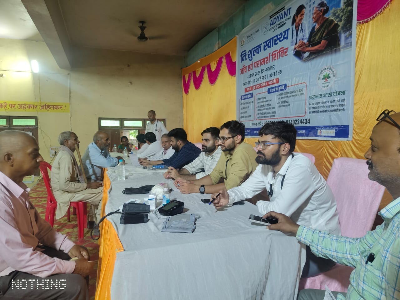 सीआरबी इंटर कॉलेज में आयोजित स्वास्थ्य शिविर में इलाज करते चिकित्सक।
