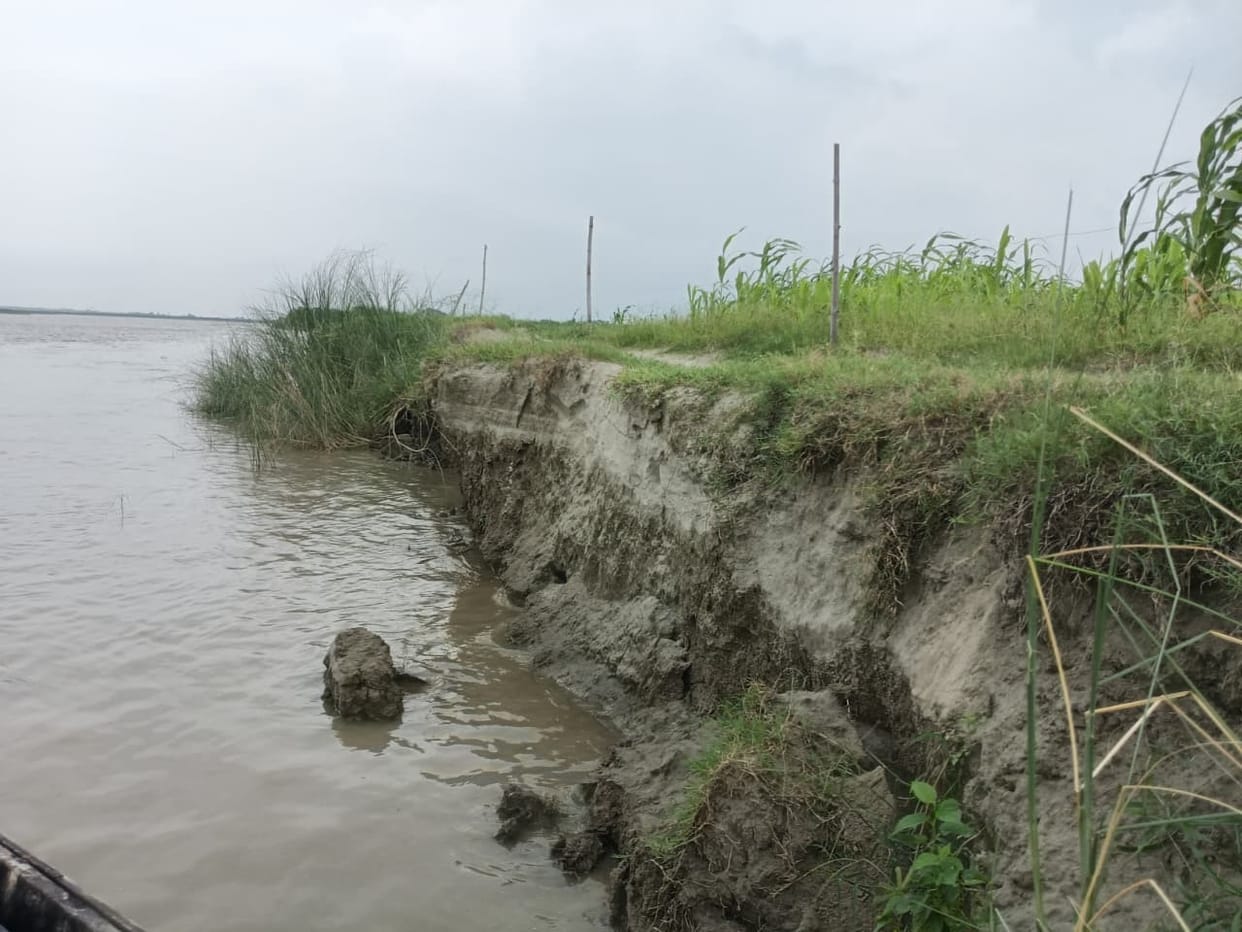 Anti-erosion work worth 9.15 crore fails to prevent erosion; surging Saryu waves along the banks are a cause for alarm.