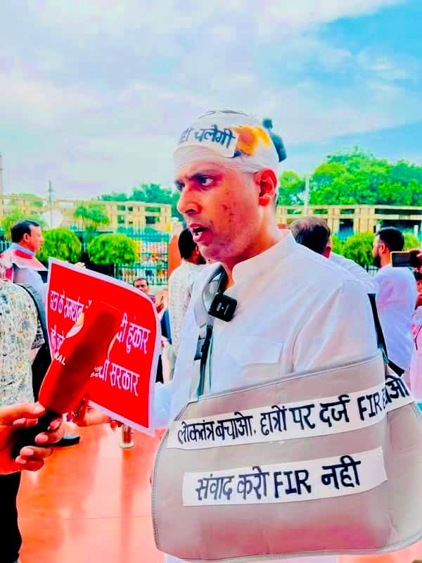 MLA Sachin arrived at the Legislative Assembly with a bandage on his head and a cast on his arm.