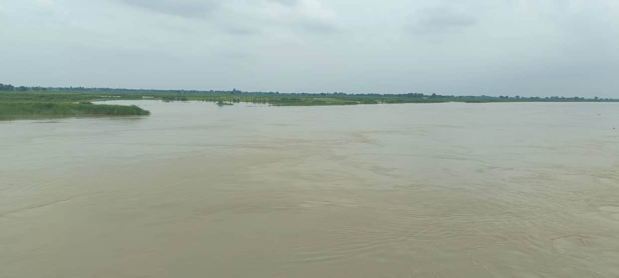 Saryu's water reaches the fields; farmers worried.