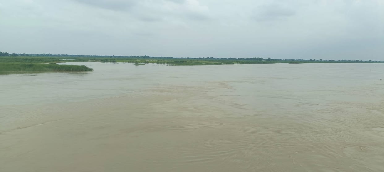 Saryu's water reaches the fields; farmers worried.