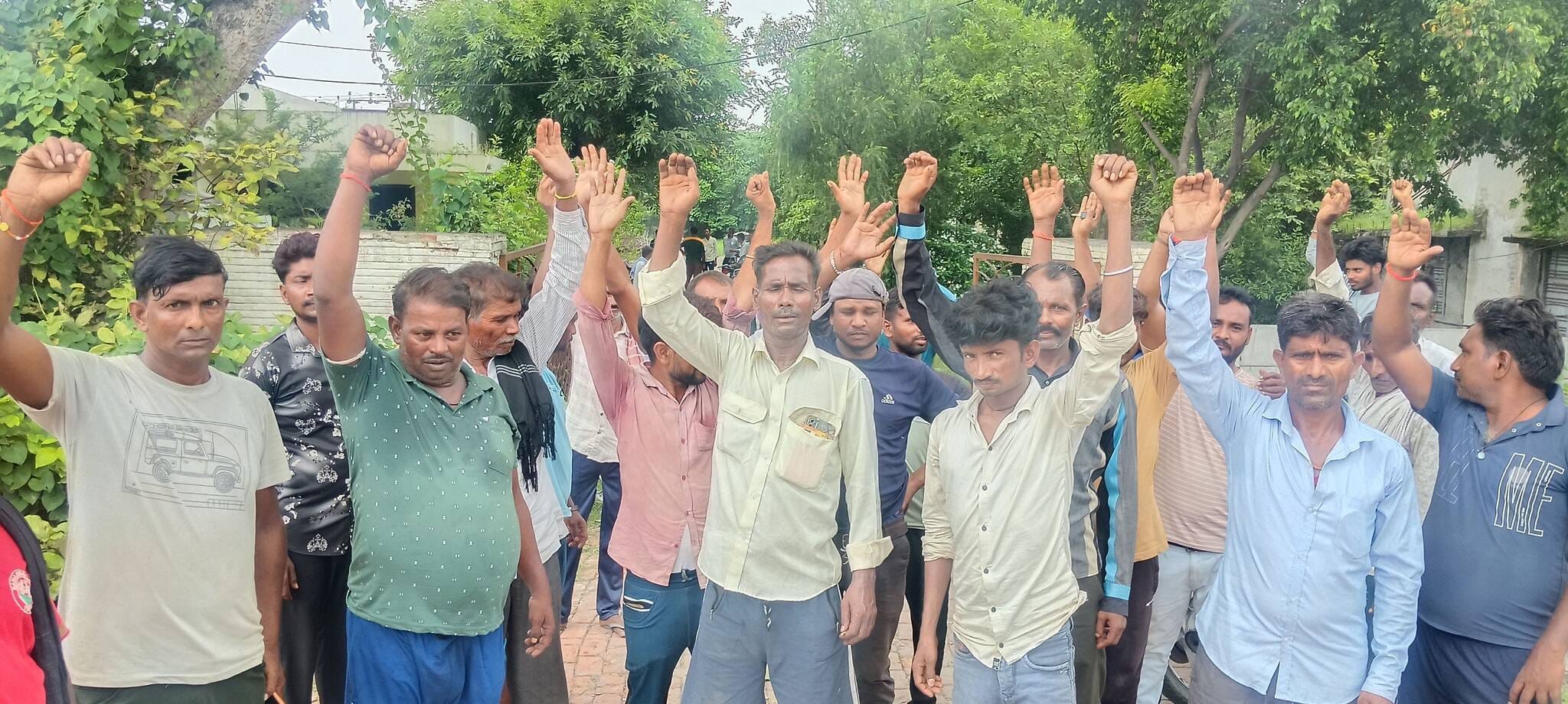 सतांव के अटौरा उपकेंद्र में बिजली समस्या को लेकर प्रदर्शन करते ग्रामीण।